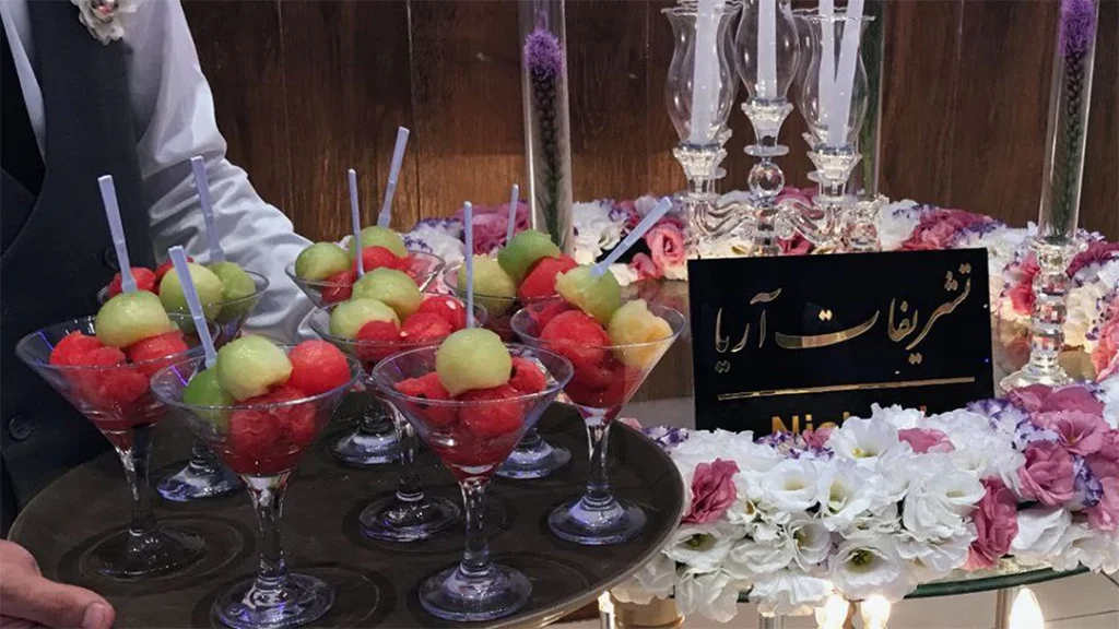 آب میوه طبیعی مراسم عروسی عقد تشریفات آریا با امیر نیاکانی